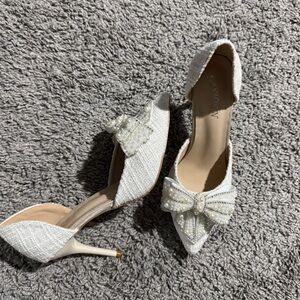 Elegant White Heels with Pearl Bow